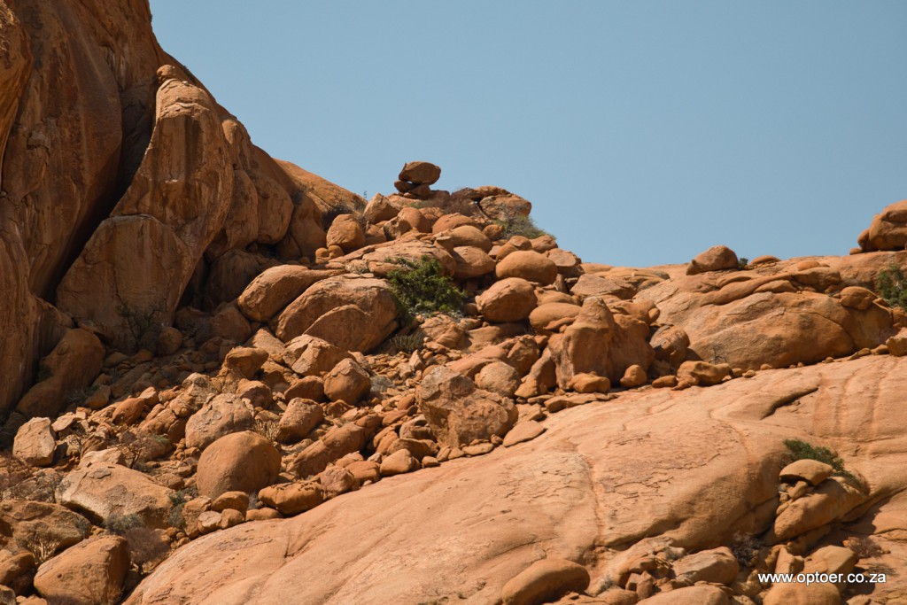 Alien skulls on top and bottom right